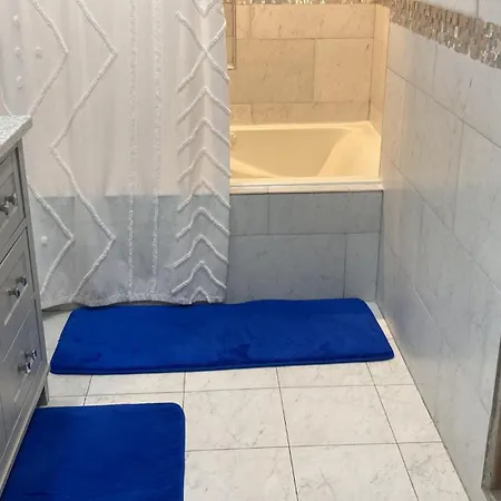 3 Bedroom Cozy Retreat With Large Backyard